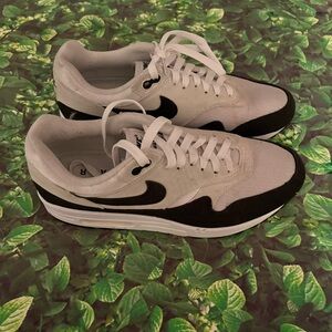Nike AIR MAX 1 Women's Black and White Sneakers  size 10